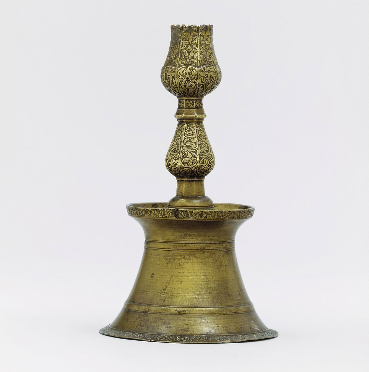 Ein osmanischer Messingkerzenhalter, der Hals mit eingeschnittenen Arabesken, der in die Form einer Tulpe übergeht von Ottoman School