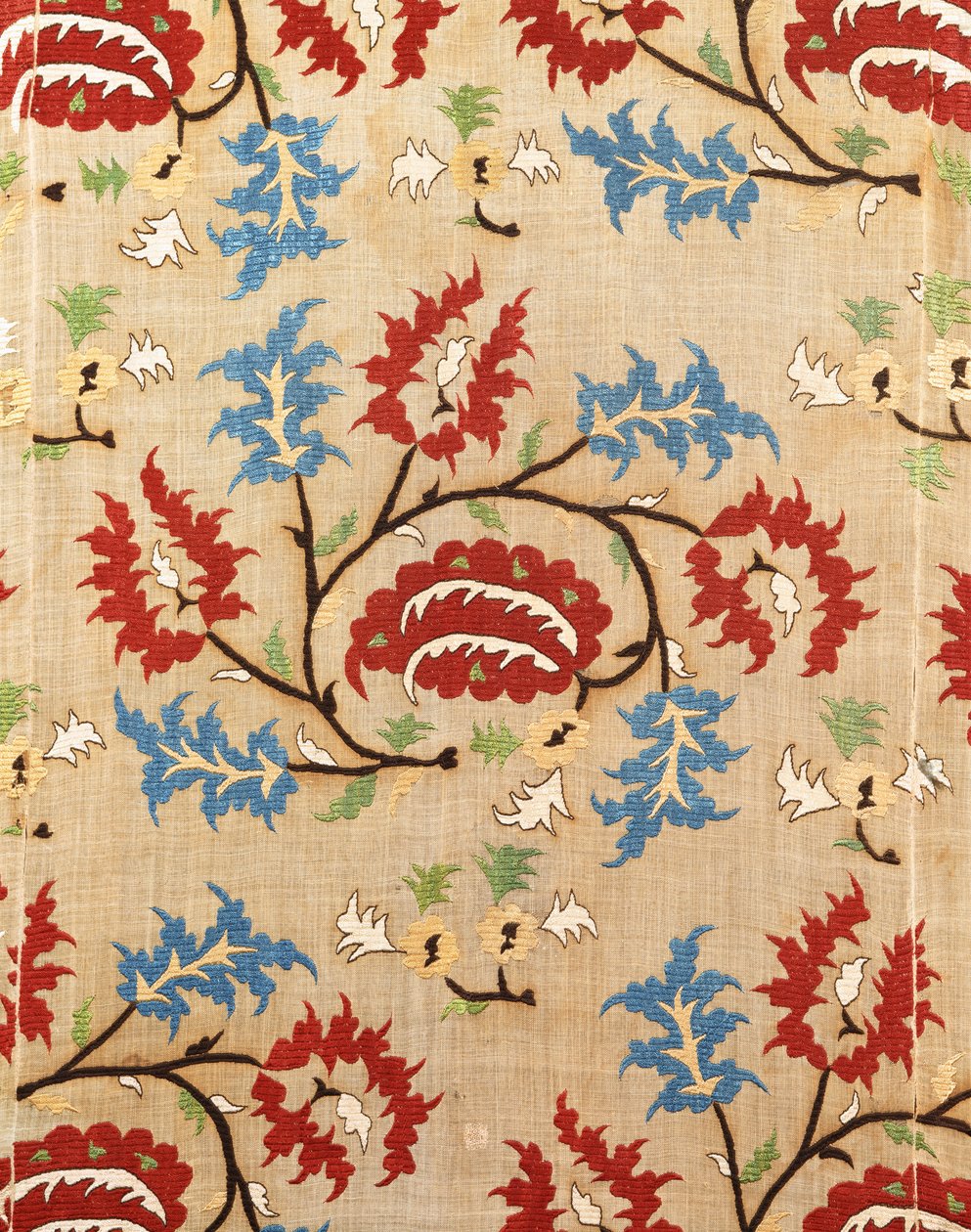 Detail eines Leinenbezugs, bestickt mit einem Mäander aus roten und blauen Blumen von Ottoman School