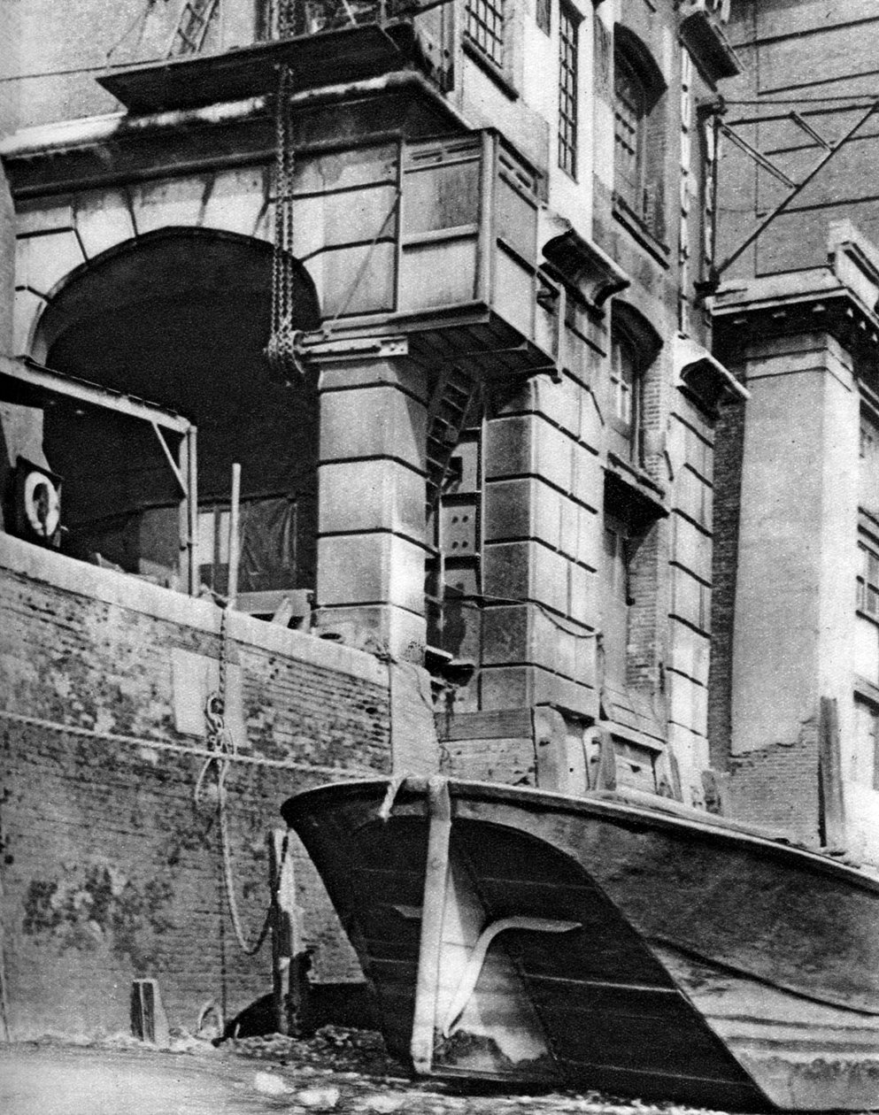 Die Überreste eines Kaufmannshauses am Themseufer, in der Nähe des Cannon Street Bahnhofs, 1926-1927 von Paterson