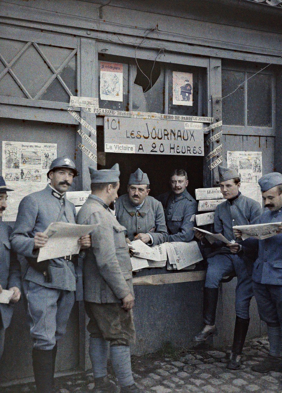 Französische Soldaten kaufen und lesen Zeitungen an einem Kiosk in Rexpoede, Département Nord, Region Nord-Pas-de-Calais, Frankreich, 6. September 1917 von Paul Castelnau