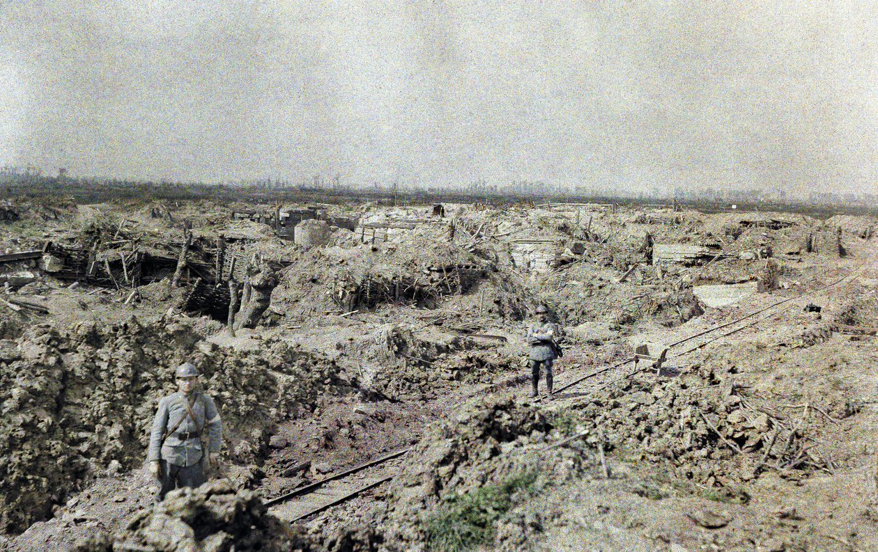 Zwei französische Soldaten an einer Schmalspurbahnstrecke nahe der französischen Linie bei Het Sas in einem durch Artilleriefeuer verwüsteten Gebiet, Belgien, 10. September 1917 von Paul Castelnau
