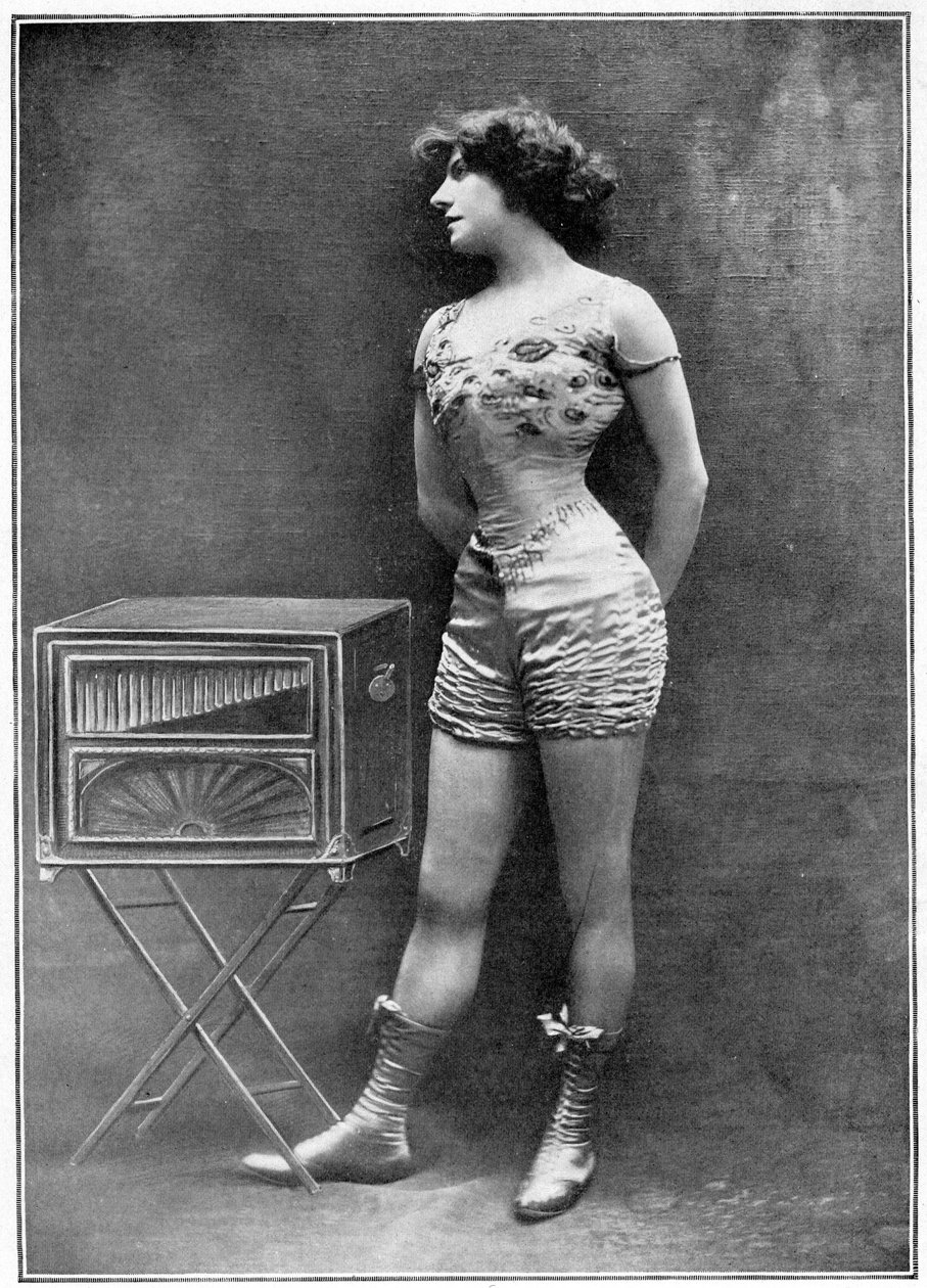 Die Schauspielerin Polar posiert neben einem barbarischen Orgel, im Kostüm, das sie in dem Stück „Le friquet“ trug, Illustration aus Willys Buch „Anches et embouchures“ (Foto) von Paul Berger