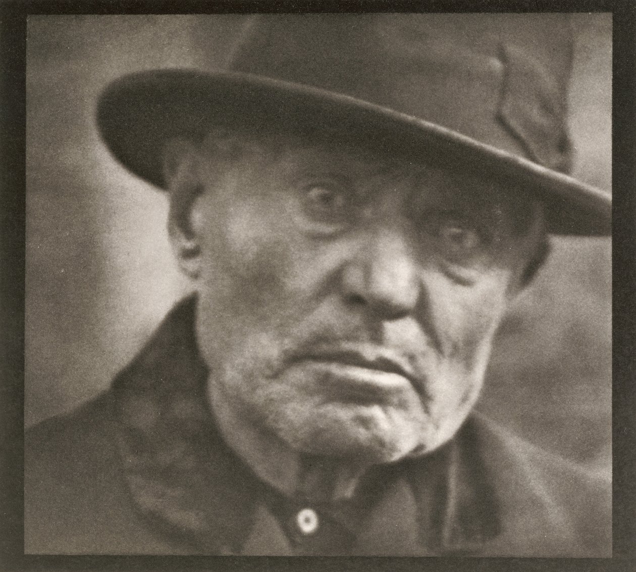 Fotografie - New York [Mann - Five Points Square] von Paul Strand