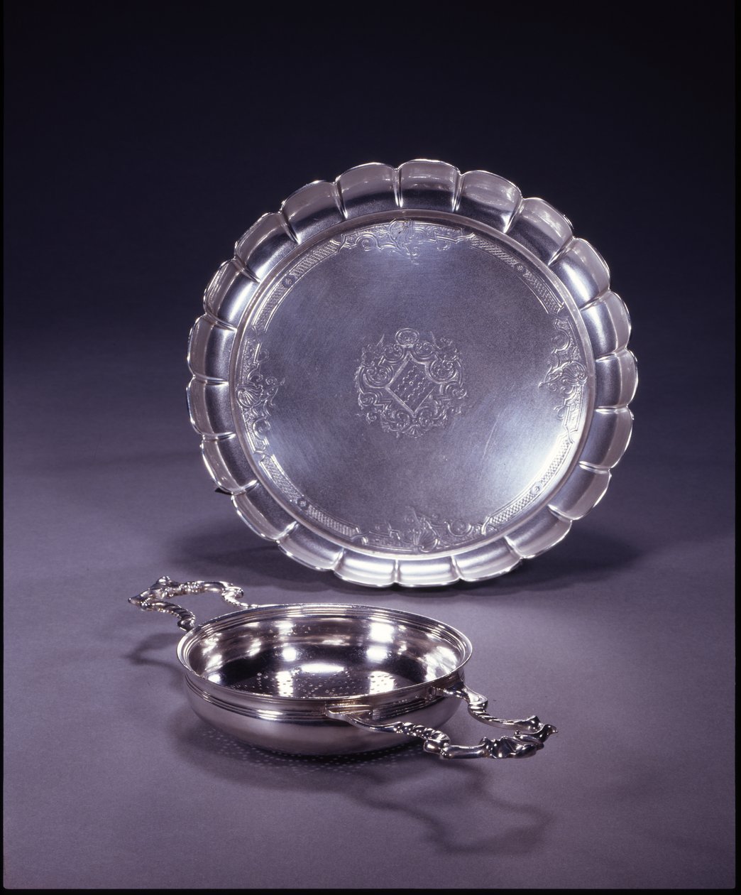 George II Orangenfilter, runde Schale mit zwei durchbrochenen Muschel- und Rollengriffen von Paul de Lamerie