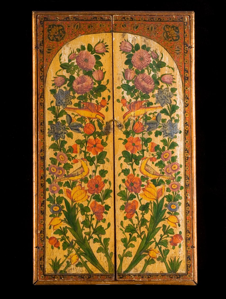 Ein großer Qadjar-Polychrom-Lackspiegel, mit geschlossenen Türen, die die dekorierten Paneele zeigen von Persian School