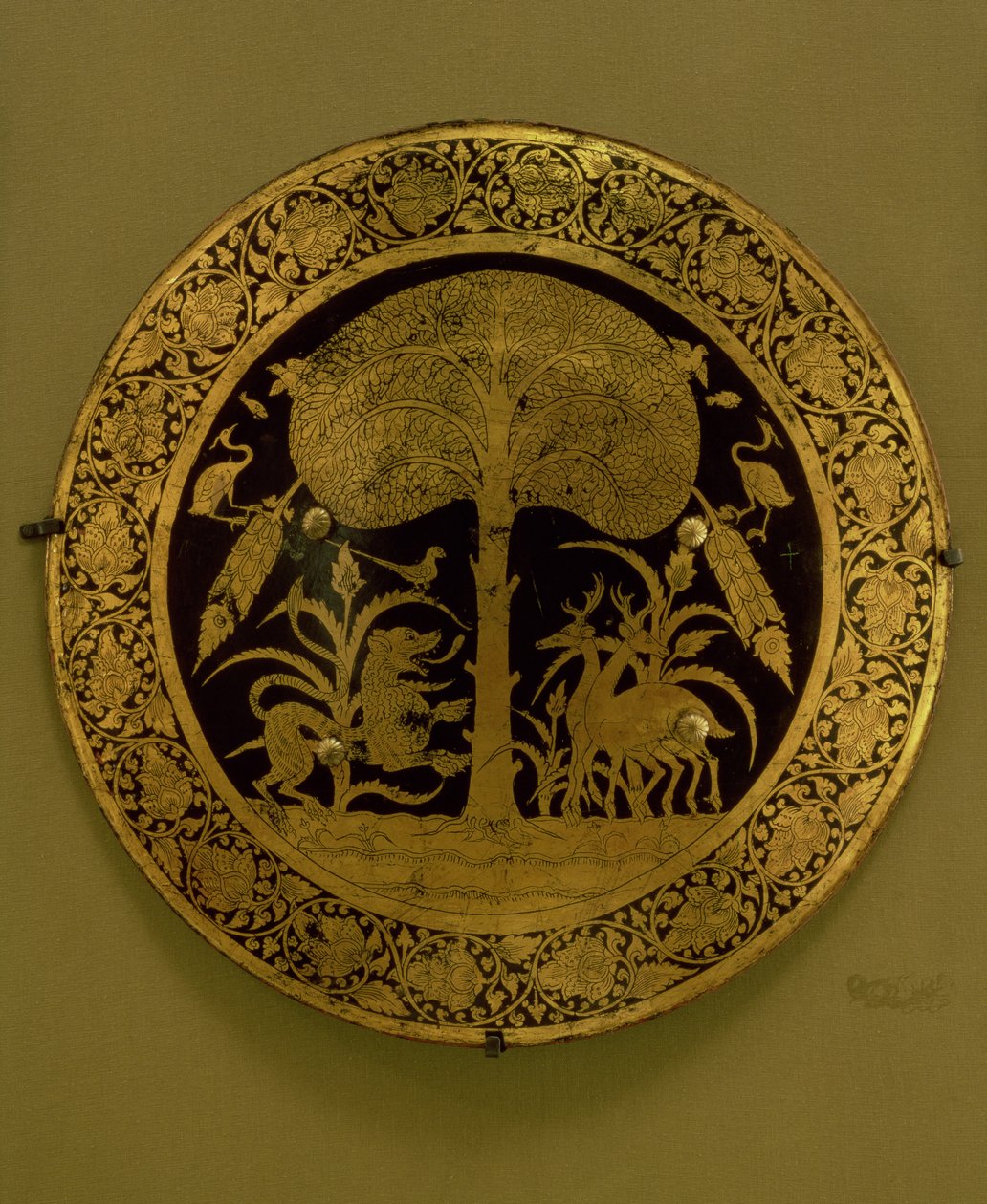 Teller mit einem Rand aus stilisierten Blumen, der eine Szene mit exotischen Tieren unter einem ausladenden Baum umgibt (vergoldete Bronze) von Persian School