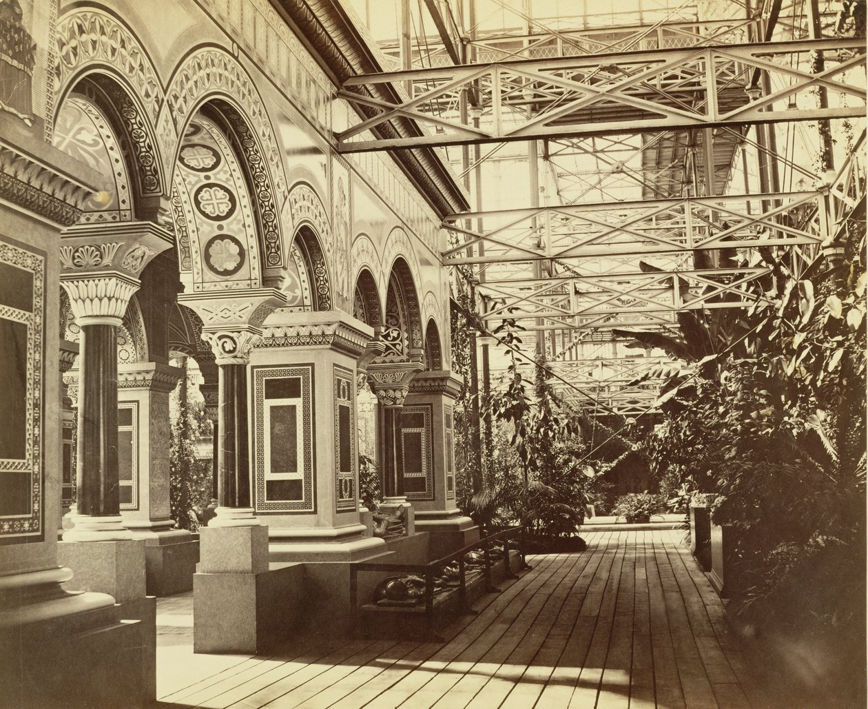 Sydenham: Crystal Palace, Eingang zum Byzantinischen Hof, 1854 von Philip Henry Delamotte