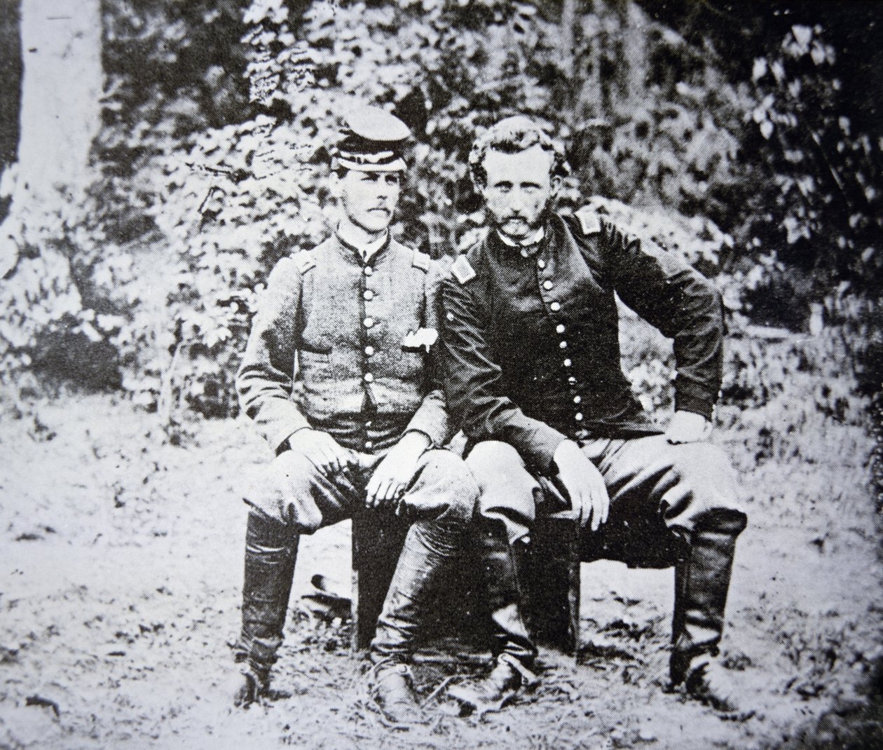 Porträt von Leutnant George A. Custer (1839-1876) (ohne Hut) mit seinem Kriegsgefangenen Leutnant Washington der Konföderierten Armee, gefangen im Mai 1862 von Photographer American