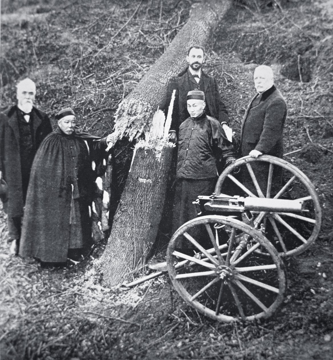 Hiram Maxim demonstriert die Kraft seiner Waffe chinesischen Regierungsbeamten von Photographer English