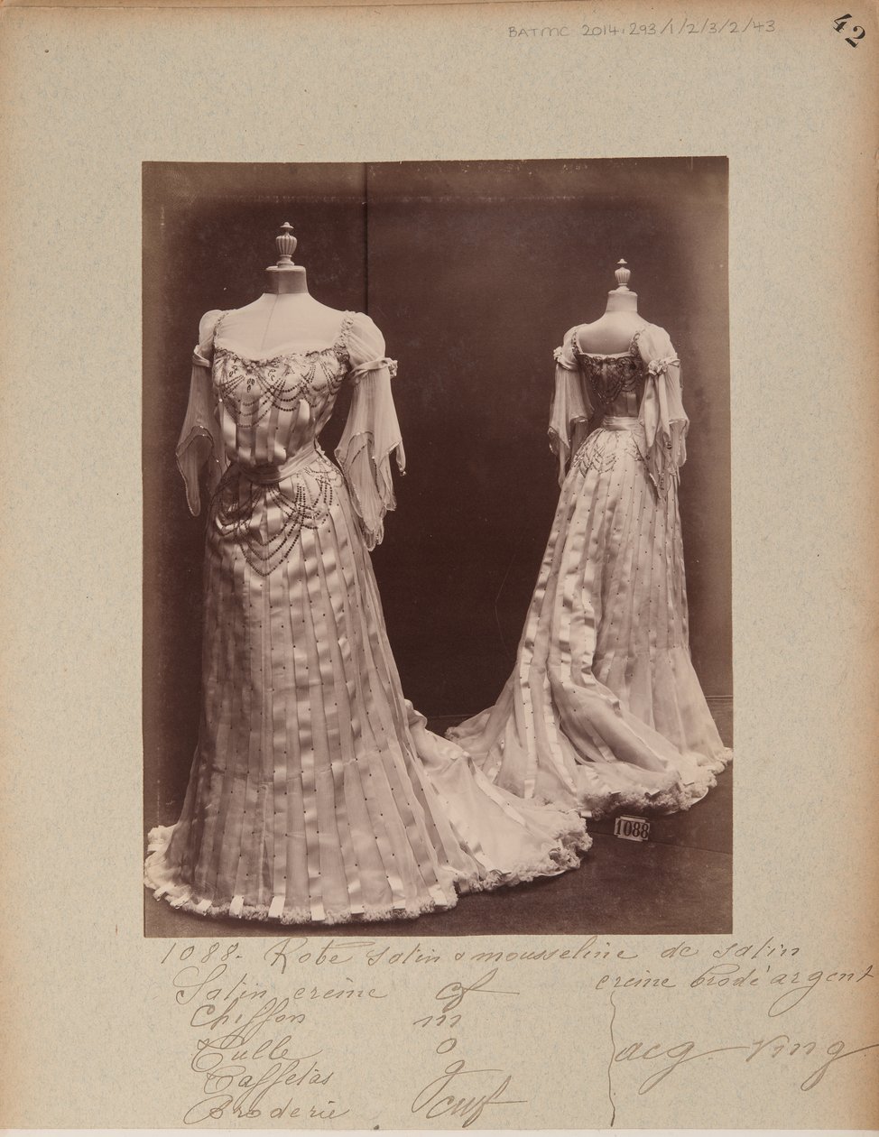 Albumseite: House of Worth, Ballkleid von Photographer French