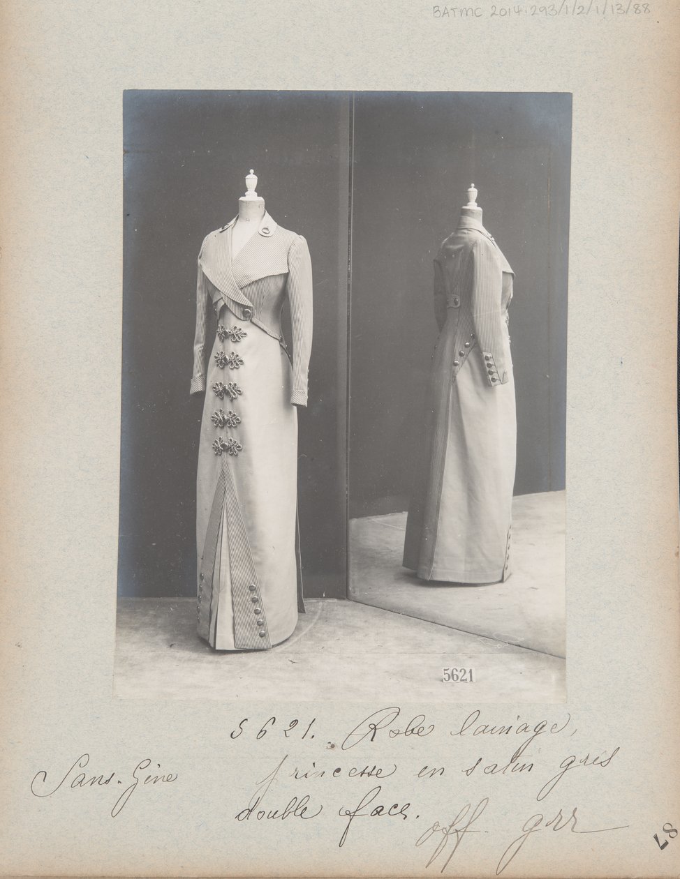 Albumseite: House of Worth, Kleid von Photographer French