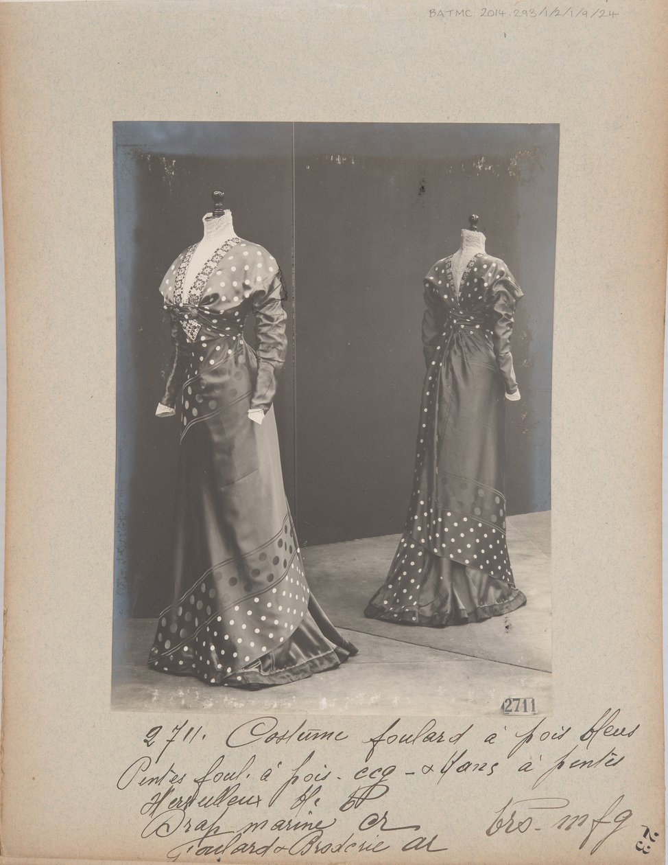 Albumseite: House of Worth, Kleid von Photographer French