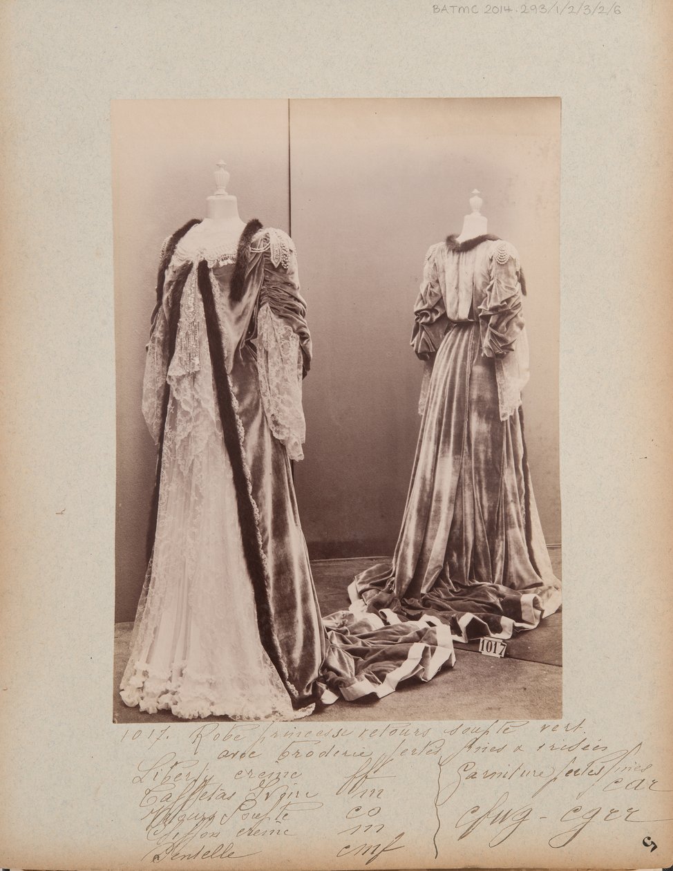 Albumseite: House of Worth, Kleid von Photographer French