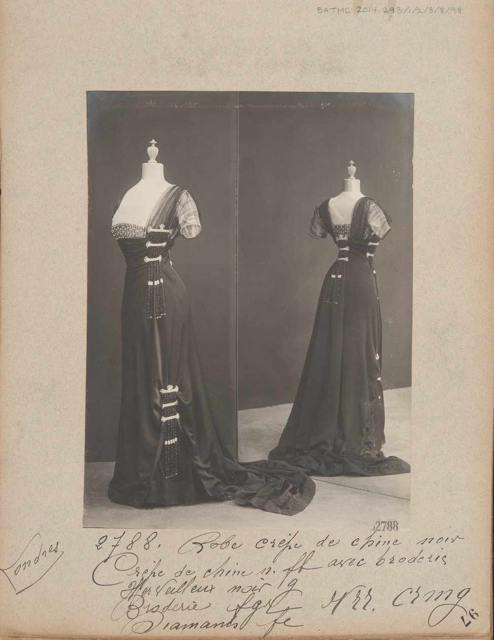 Albumseite: House of Worth, Abendkleid von Photographer French