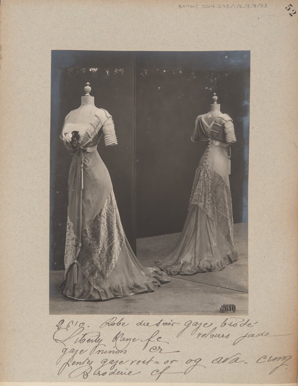 Albumseite: House of Worth, Abendkleid von Photographer French