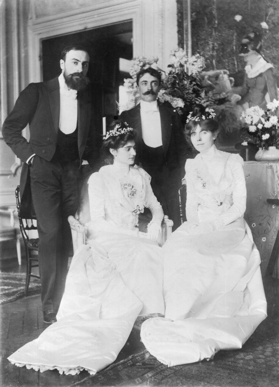 L-R: Ernest Rouart (1874-1942) und seine Frau Julie Manet (1878-1967), Paul Valery (1871-1945) und seine Frau Jeannie Gobillard (1877-1970), am Tag ihrer Hochzeit, Mai 1900 von Photographer French