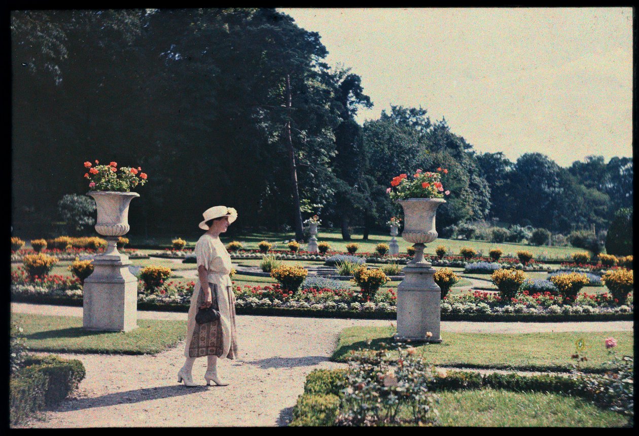Frau, die im Garten der Bagatelle, Paris, spaziert, ca. 1920 von Photographer French