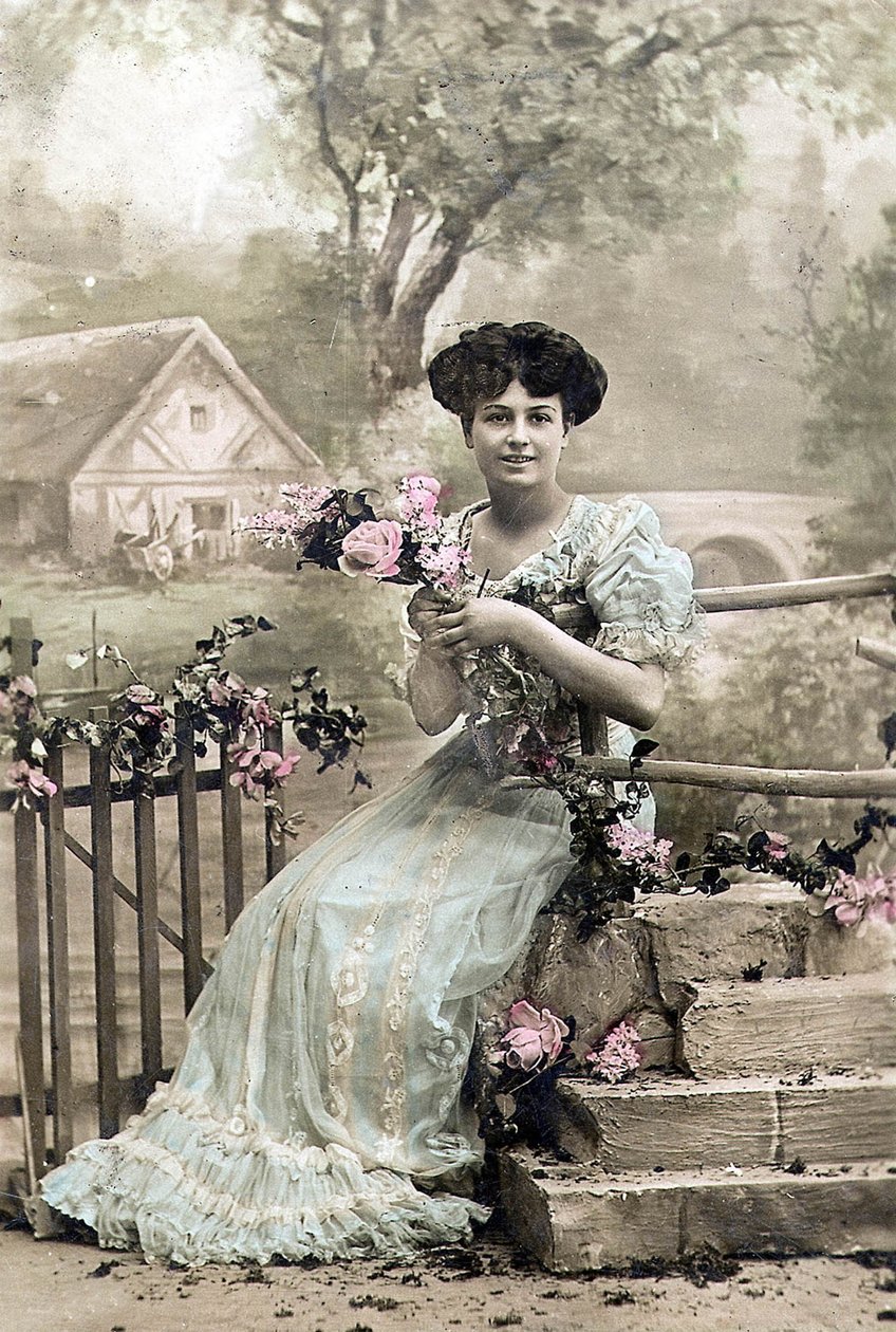 Frau mit Blumenkranz, Postkarte (um 1900) von Photographer French