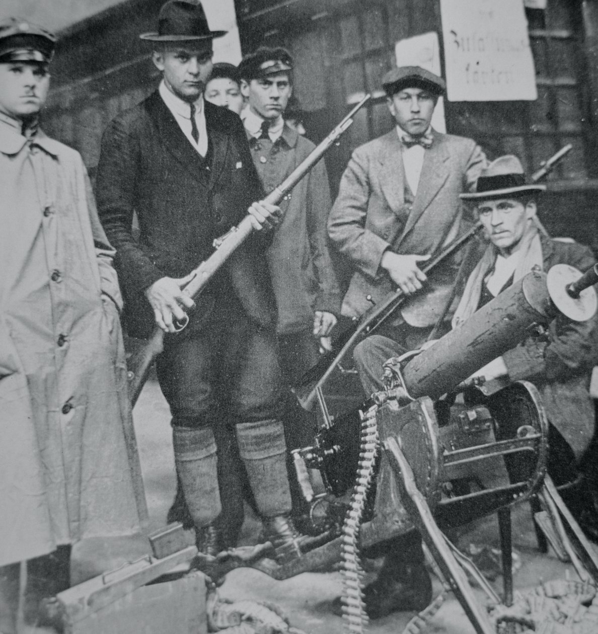 Eine Gruppe von Aufständischen besetzt den Münchner Bahnhof von Photographer German