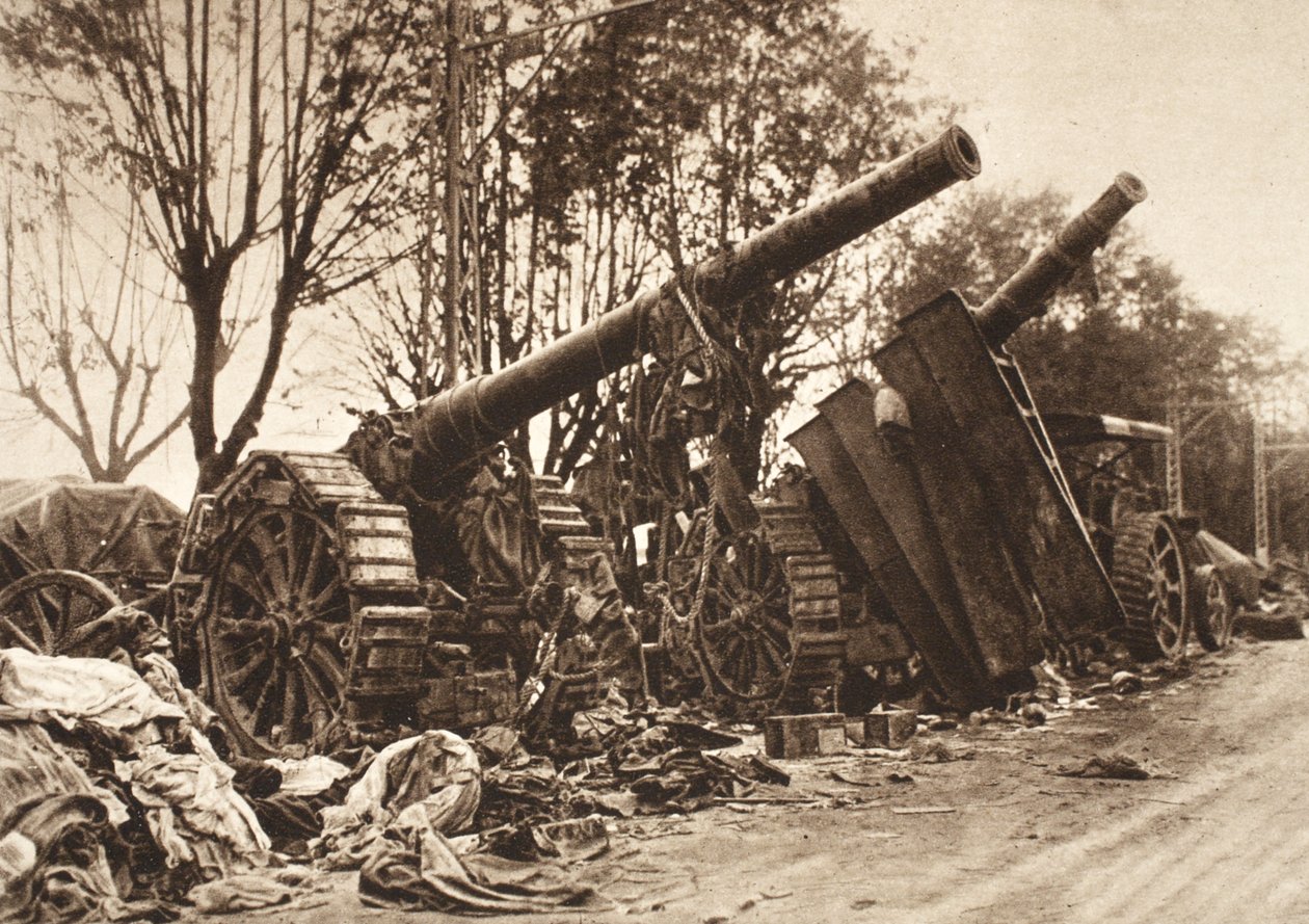 Ein kleiner Teil der riesigen Waffenbeute auf der Rückzugslinie von Isonzo nach Piave von Photographer German