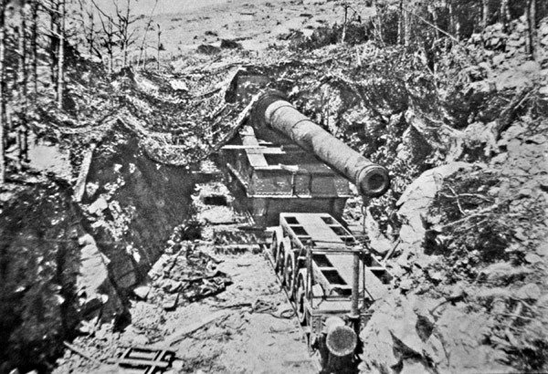 Dicke Bertha, eines von mehreren riesigen deutschen Geschützen auf Schienen während des Ersten Weltkriegs von Photographer German