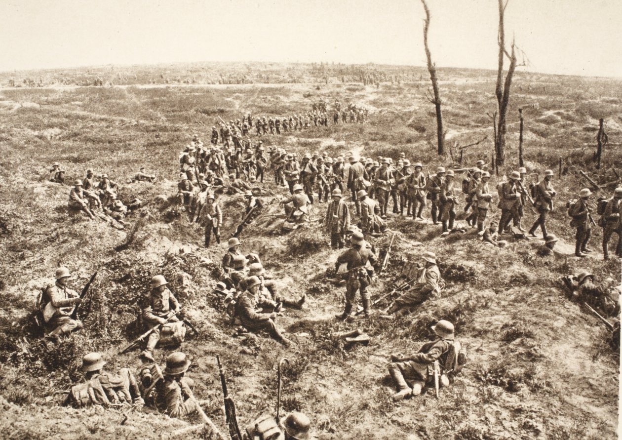 Deutsche Infanterie überquert den Chemin des Dames, um dem sich zurückziehenden Feind zu folgen, 27. Mai 1918 (s/w Foto) von Photographer German