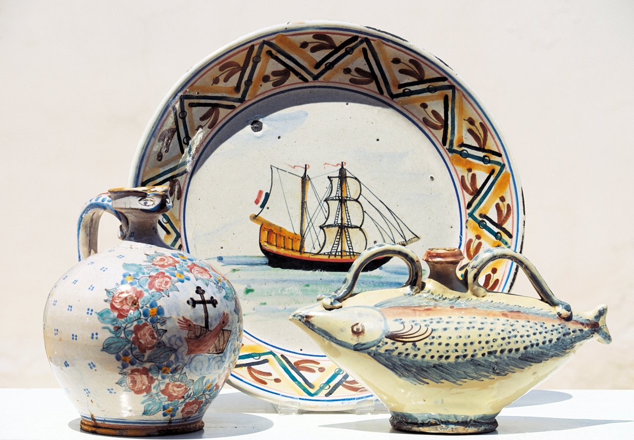 Artefakte im Museum für Vietrisi-Keramik, Vietri sul Mare, Kampanien, Italien von Blaise Nicolas Le Sueur