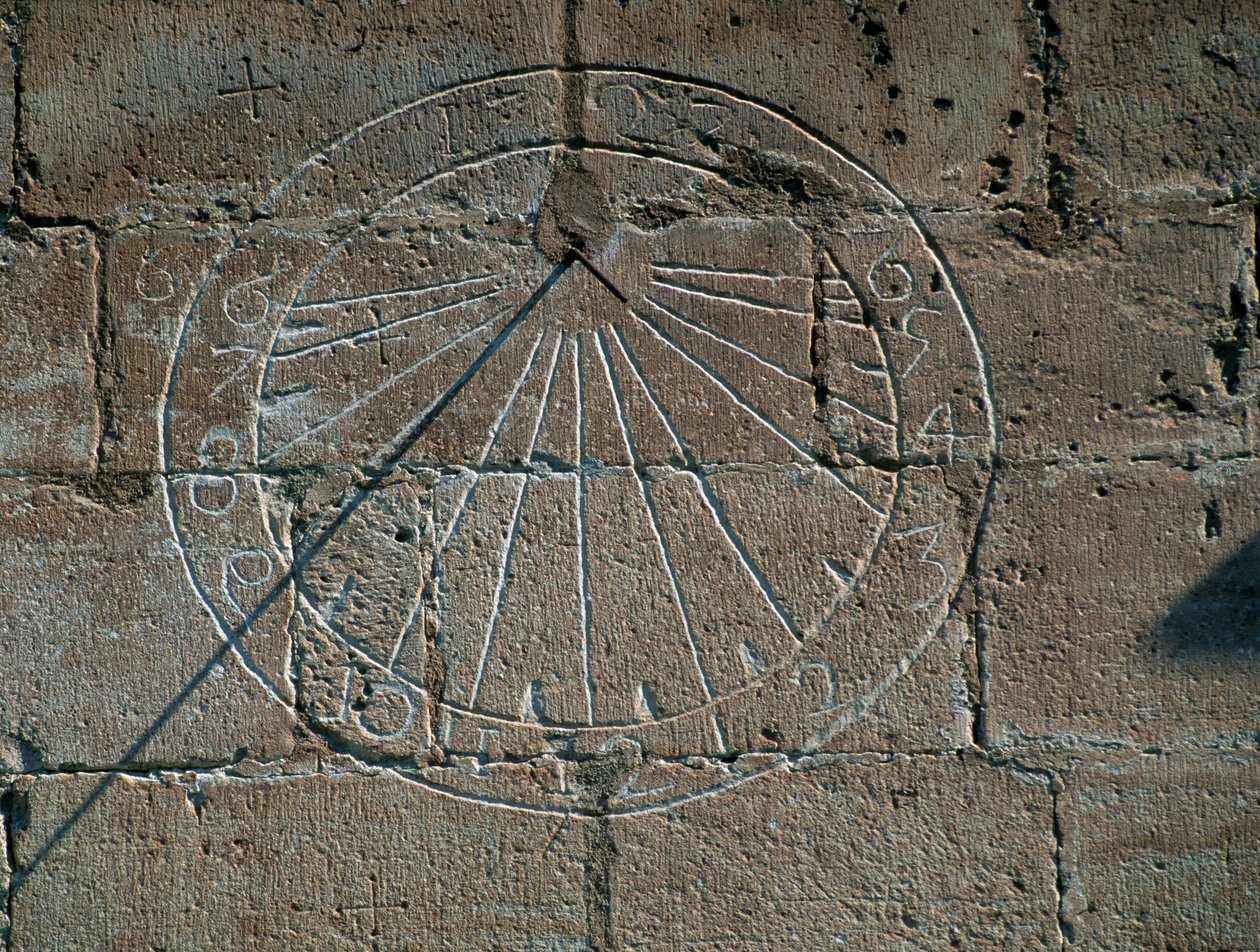Sonnenuhr, Detail von der Kirche Santa Maria la Major, Montblanc, Katalonien. Detail. Spanien von Blaise Nicolas Le Sueur