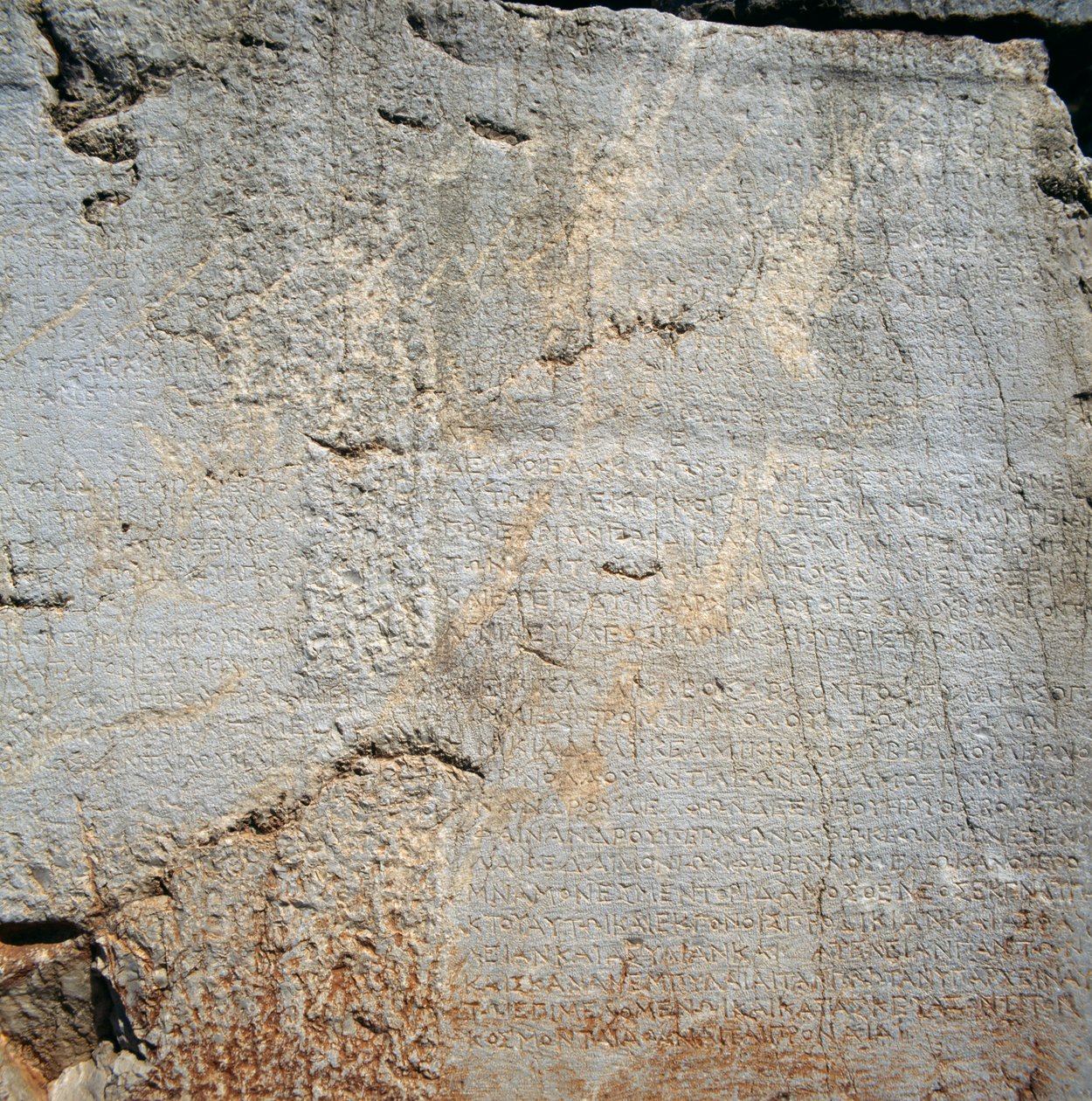Wand mit Inschriften nahe dem Tempel des Apollo, Delphi (UNESCO ...