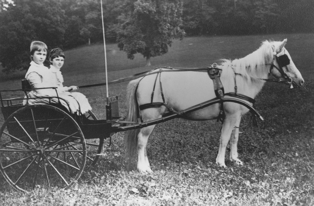 Amy und Julia du Pont mit ihrem Ponykutschenwagen von Pierre A. Gentieu