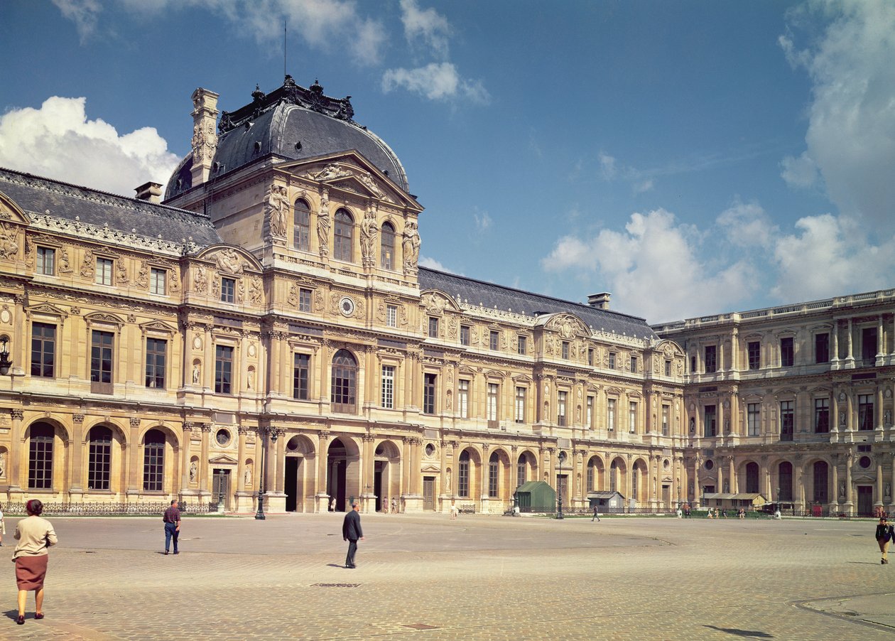 Die Henri II Fassade im Cour Carree von Pierre Lescot