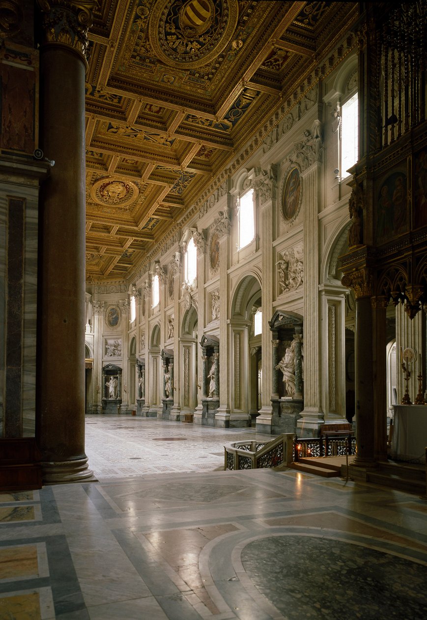 Ansicht des Mittelschiffs der Basilika St. Johannes im Lateran (San Giovanni in Laterano). Die Decke wurde wahrscheinlich von Pirro Ligorio (1510-1583) realisiert von Pirro Ligorio