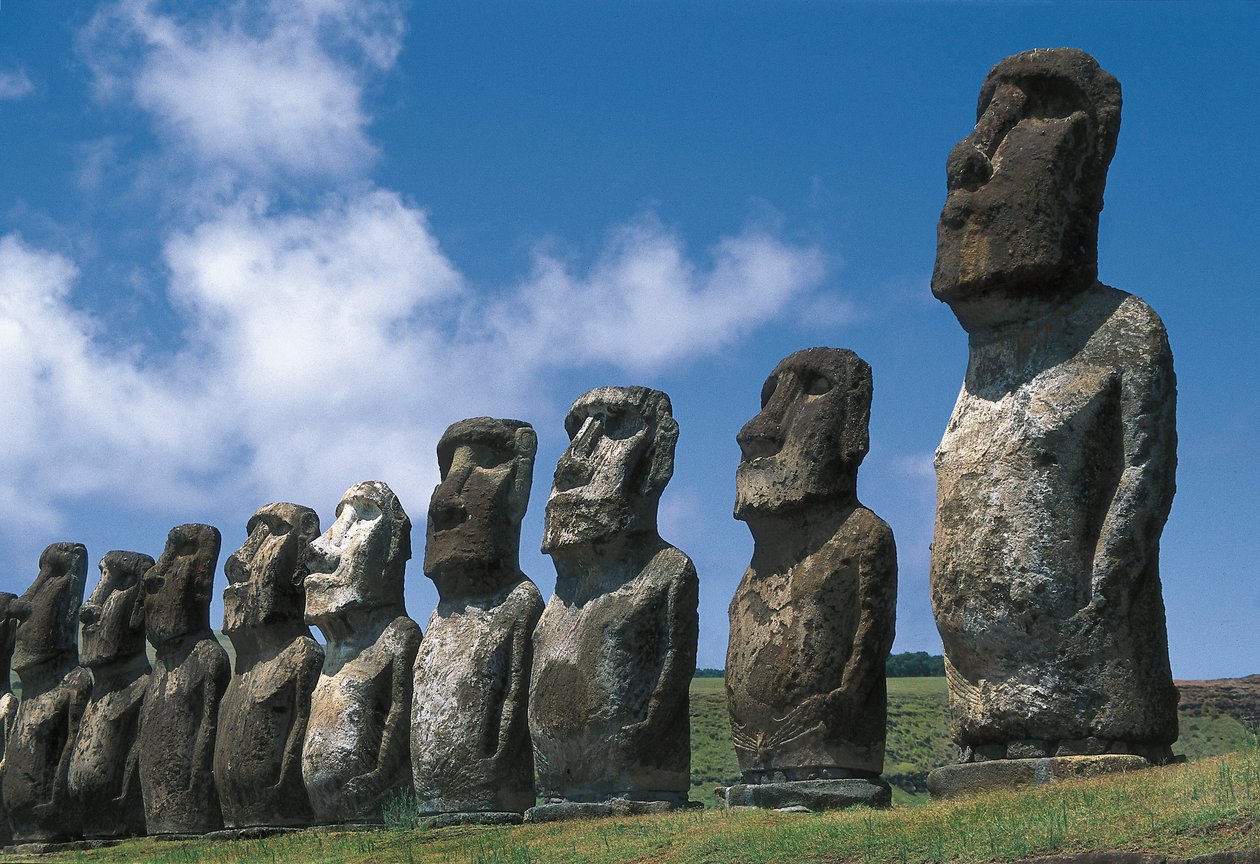 Moai-Statuen, Rapa Nui Nationalpark, Osterinsel, Chile von Polynesian Polynesian
