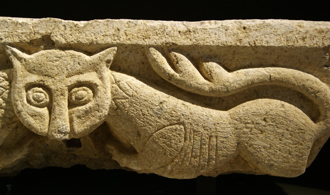 Detail eines zoomorphen Kapitells von einer der ursprünglichen Säulen von Portuguese School