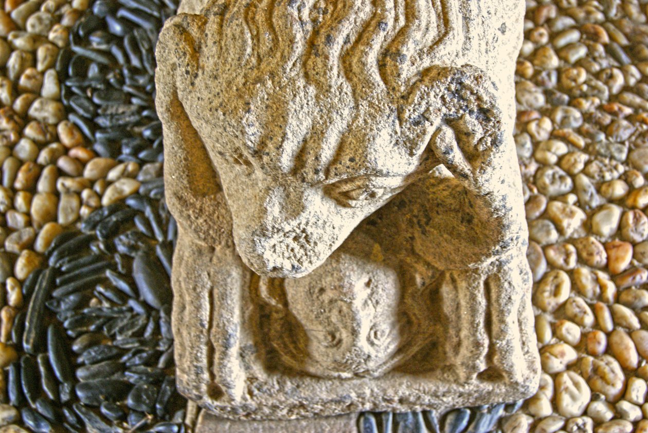 Löwe, der einen Mann frisst, Sockel des Sarkophags von D. Afonso Pires, ehemaliger Bischof von Porto, Lamego, Portugal ca. 1372 von Portuguese School
