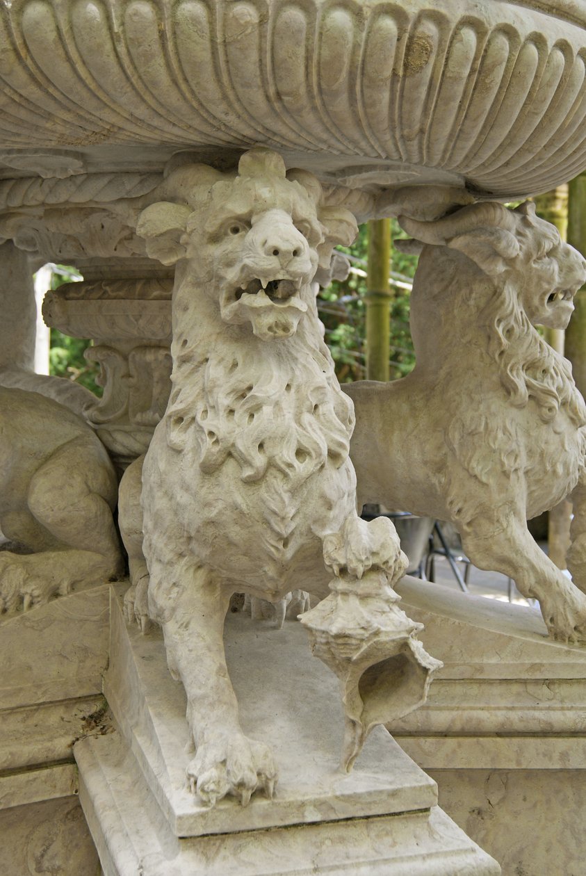 Mythische gehörnte Löwen-Atlanten am Sockel eines Brunnens, Quinta da Regalia, Sintra, Portugal ca. 1915 von Portuguese School