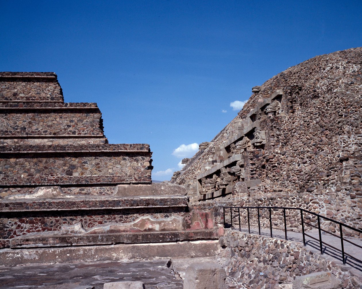 Präkolumbische Zivilisation: Blick auf die Stätte von Teotihuacan (300 v. Chr. - 600 n. Chr.): der Tempel von Quetzalcoatl oder Tempel der gefiederten Schlange. Mexiko von Pre Columbian Pre Columbian