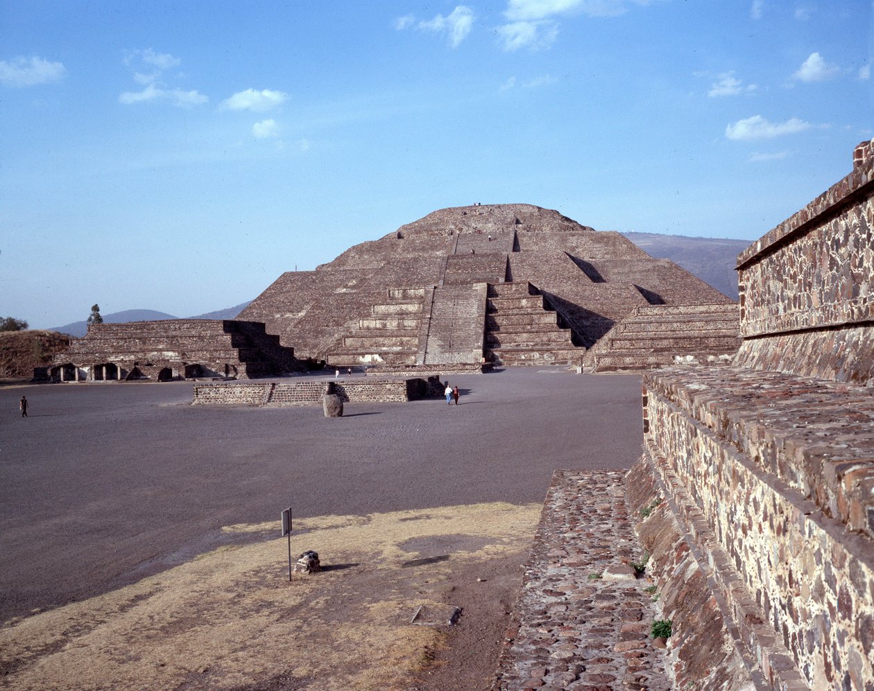 Präkolumbische Zivilisation: Blick auf die Stätte von Teotihuacan: der Tempel (oder Pyramide) des Mondes von Pre Columbian Pre Columbian