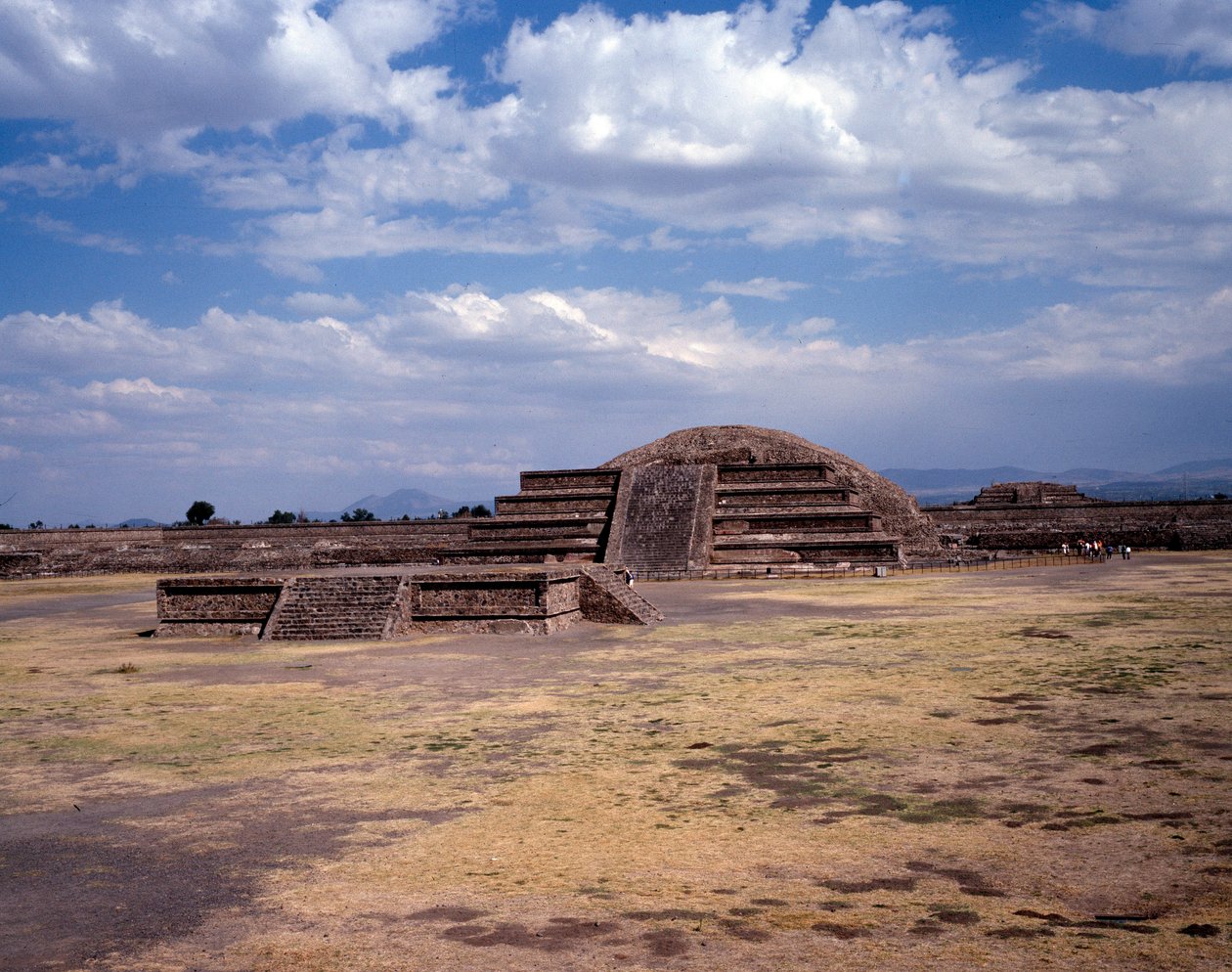 Präkolumbische Zivilisation: Blick auf die Stätte von Teotihuacan: der Tempel (oder die Pyramide) der Sonne von Pre Columbian Pre Columbian