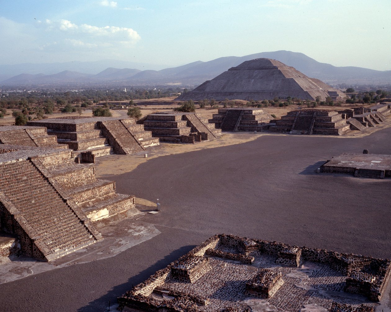Präkolumbische Zivilisation: Blick auf die Stätte von Teotihuacan (300 v. Chr. - 600 n. Chr.): der Tempel (oder die Pyramide) der Sonne. Mexiko von Pre Columbian Pre Columbian