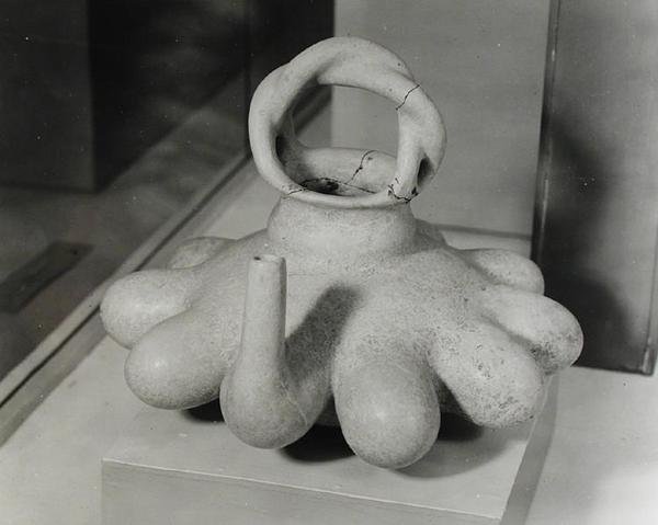 Vase dekoriert mit zehn Brustwarzenformen, Huastekisch, um 1000-1250 von Pre Columbian Pre Columbian