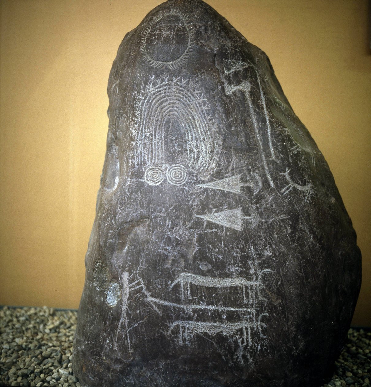 Kultur der Camunni, Vorgeschichte, Felskunst: Grabfelsen, Tiere, Pfeilspitzen und Spiralen - Stele von Bagnolo Typ 2 in Valcamonica (Camonica-Tal) (Italien) von Prehistoric Prehistoric