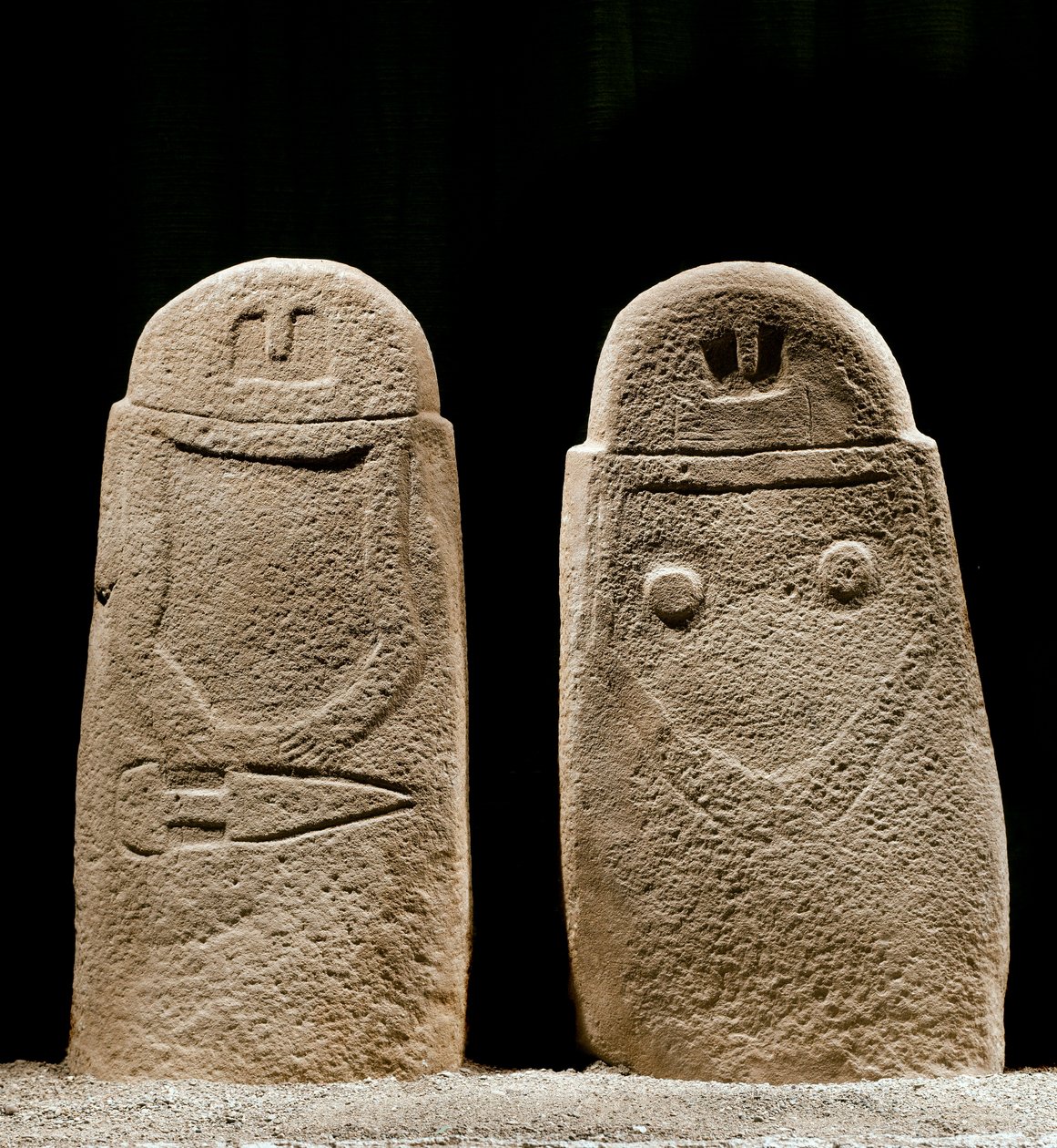 Prähistorische Kunst: zwei Menhire von Mann und Frau aus der Eisenzeit vom Fundort Lunigiana bei La Spezia, Italien. 1100-800 v. Chr. La Spezia, Museo Comunale della Civilta Lunigiana von Prehistoric Prehistoric
