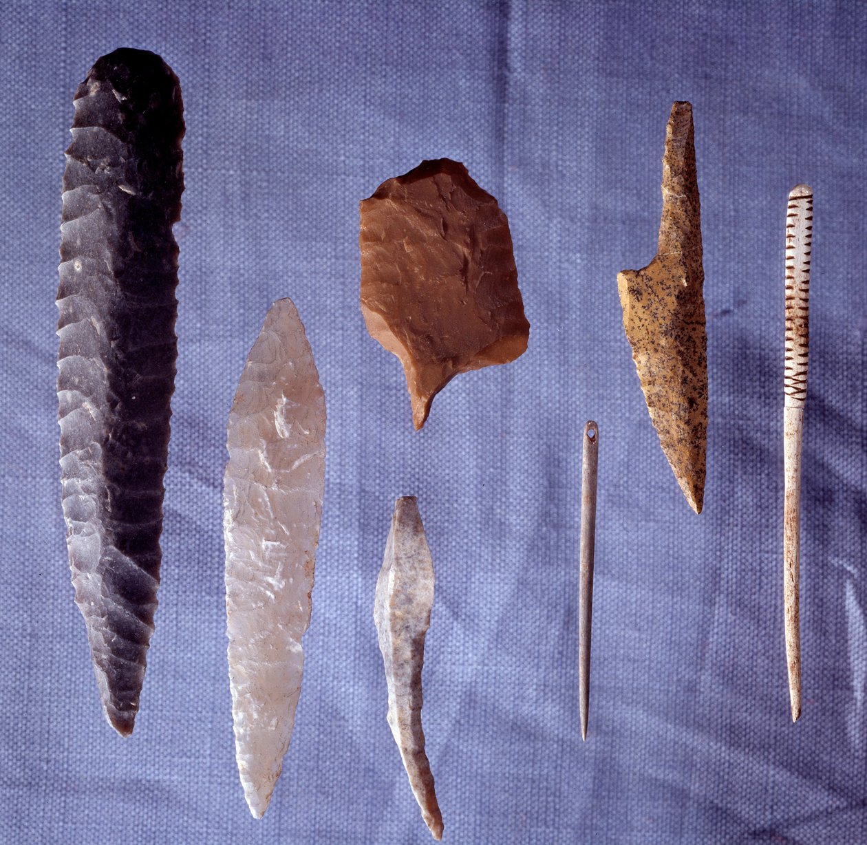 Prähistorische Werkzeuge: Feuerstein, Messer, Pfeilspitze und Nadel von Prehistoric Prehistoric