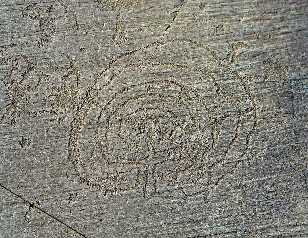 Vorgeschichte, Camunni-Zivilisation, Felskunst: Grabfelsen mit Darstellung von Kriegern mit Waffen, Schilden und Schwertern sowie einem Labyrinth. Zeitraum zwischen dem Neolithikum und der Bronzezeit. Capo di Ponte, Nationalpark der Felszeichnungen von Naq von Prehistoric Prehistoric