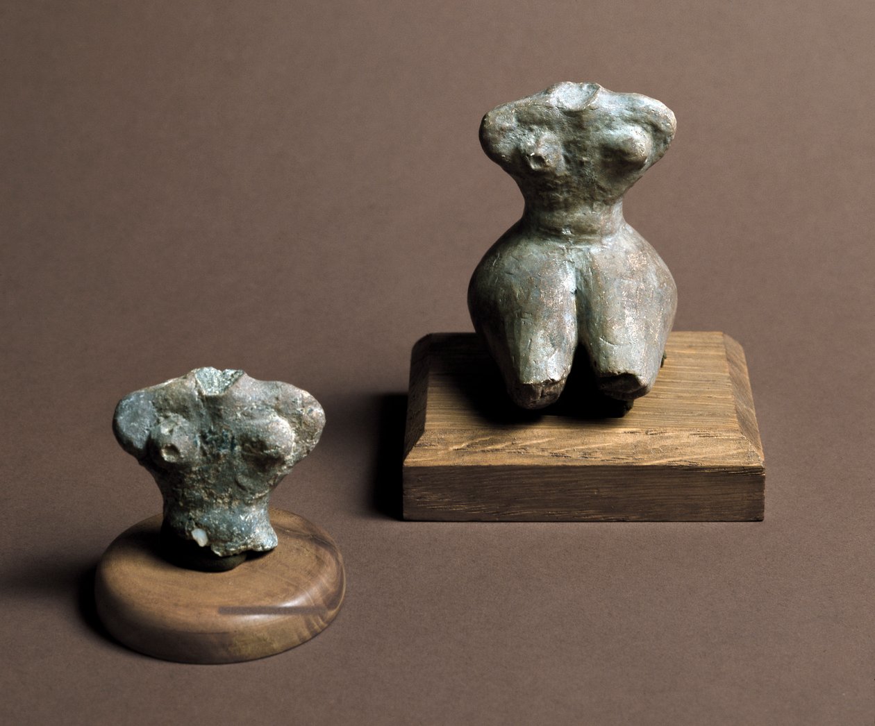 Vorgeschichte: kleine Idol (links) aus dem mittleren Neolithikum. Rekonstruktion rechts. Aus der Caverna Delle Arene in Candide (Ligurien). Pegli, Museo Villa Pallavicini von Prehistoric Prehistoric