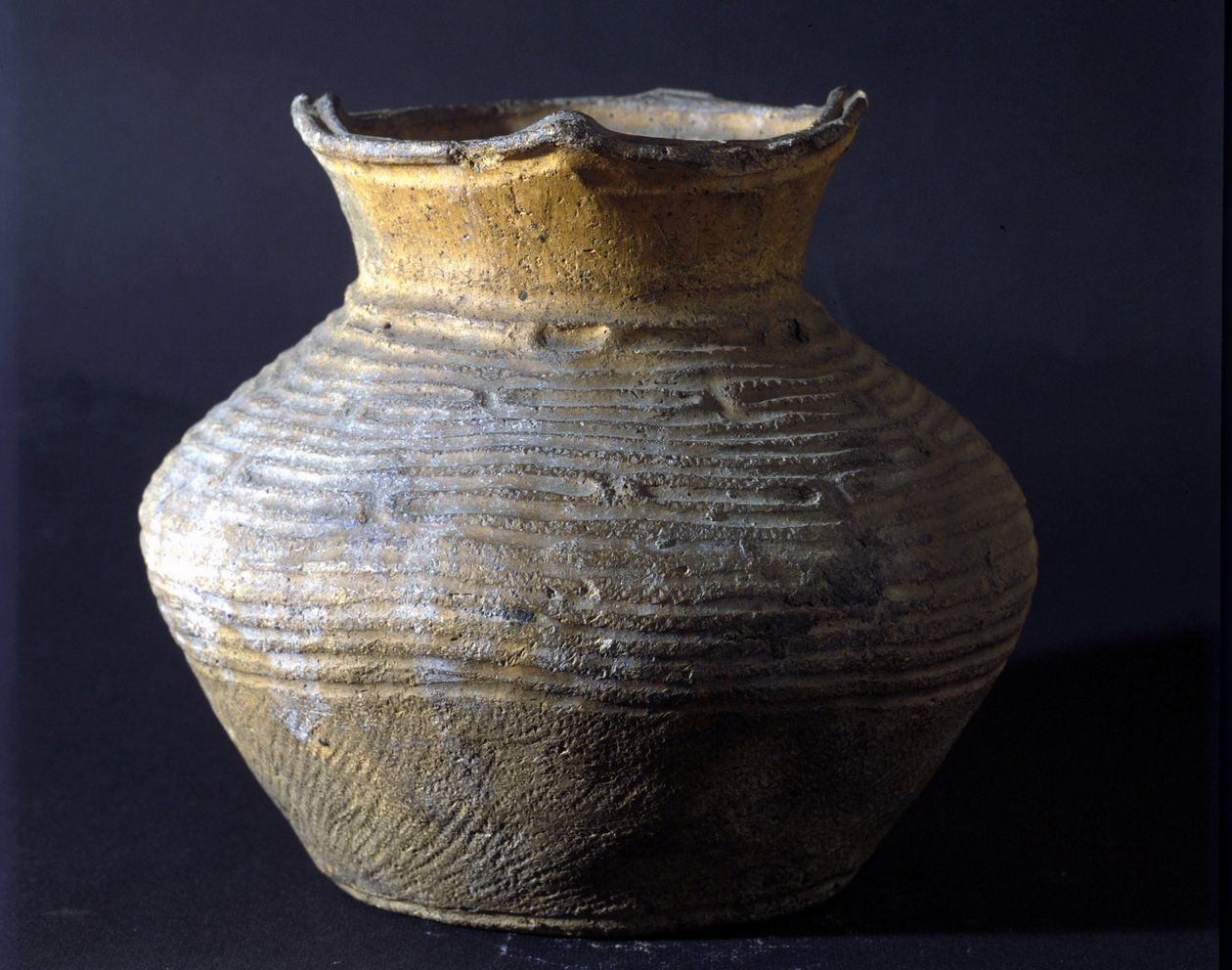 Terrakotta-Topf aus der Jomon-Periode (Periode der Vorgeschichte in Japan). Rom, Nationalmuseum für Orientalische Kunst von Prehistoric Prehistoric