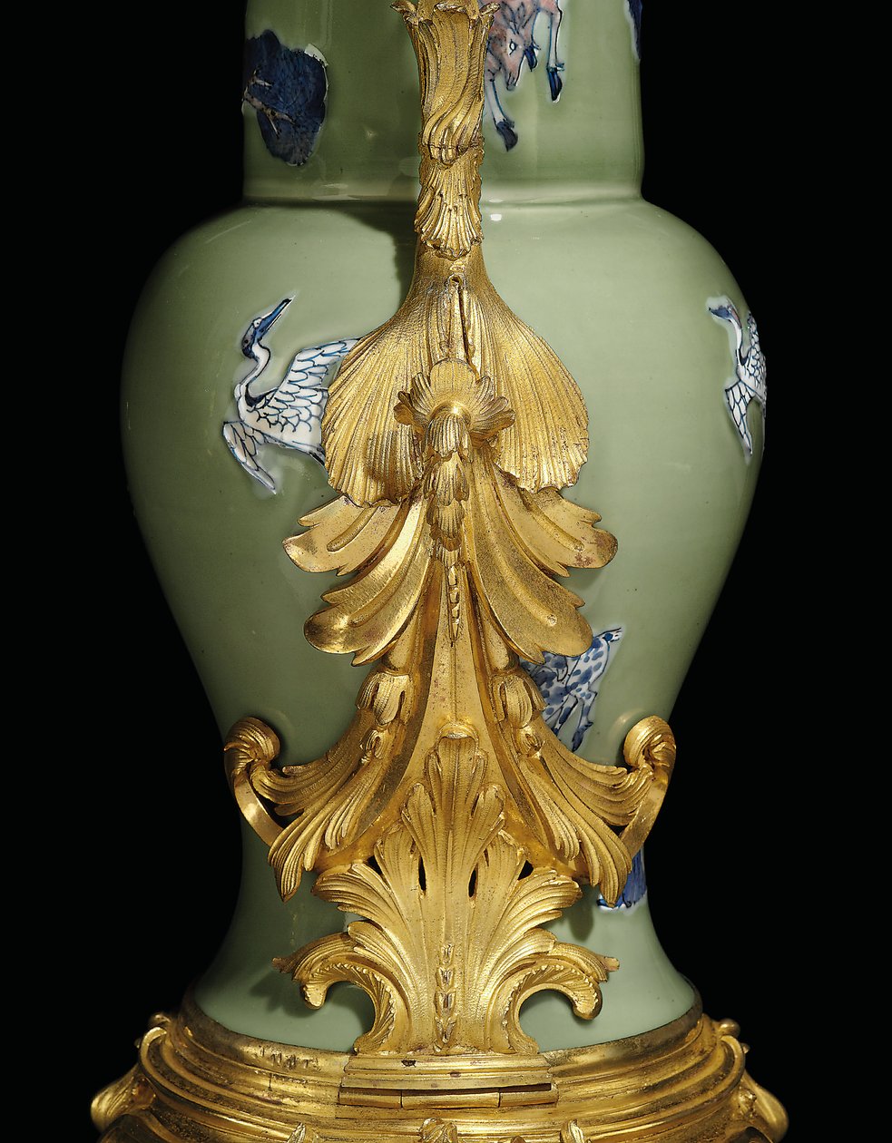 Eine von einem Paar Louis XV Kannen, Porzellan 1662-1722, Montierungen ca. 1745-49 von Qing Dynasty   Kangxi Period Chinese School