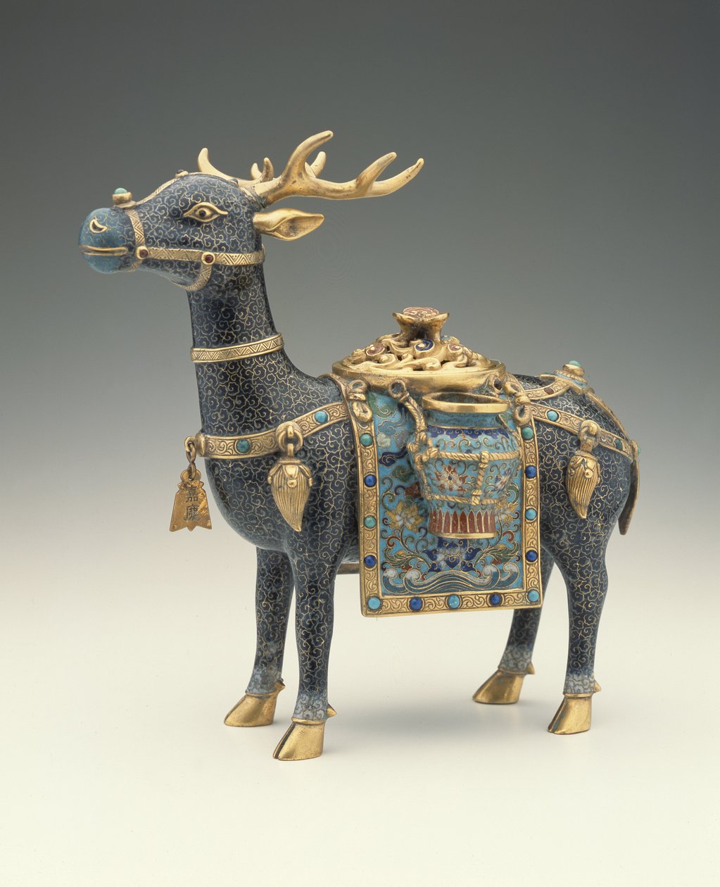 Eine Figur eines Hirsches (Cloisonné-Email) von Qing Dynasty Chinese School
