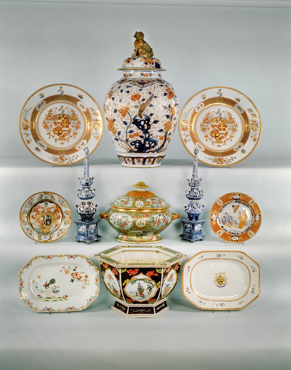 Imari-Balustervase; Rose-verte Wappenteller, ca. 1724; Famille-Rose-Bombenterrine und Deckel; Zwei blau-weiße Tulpenvasen; Famille-Rose-Wappenteller; Imari-Teller von Cornelius Prenk; Famille-Rose-Rechteckteller; Famille-Rose-Sechseck-Jardiniere von Qing Dynasty Chinese School